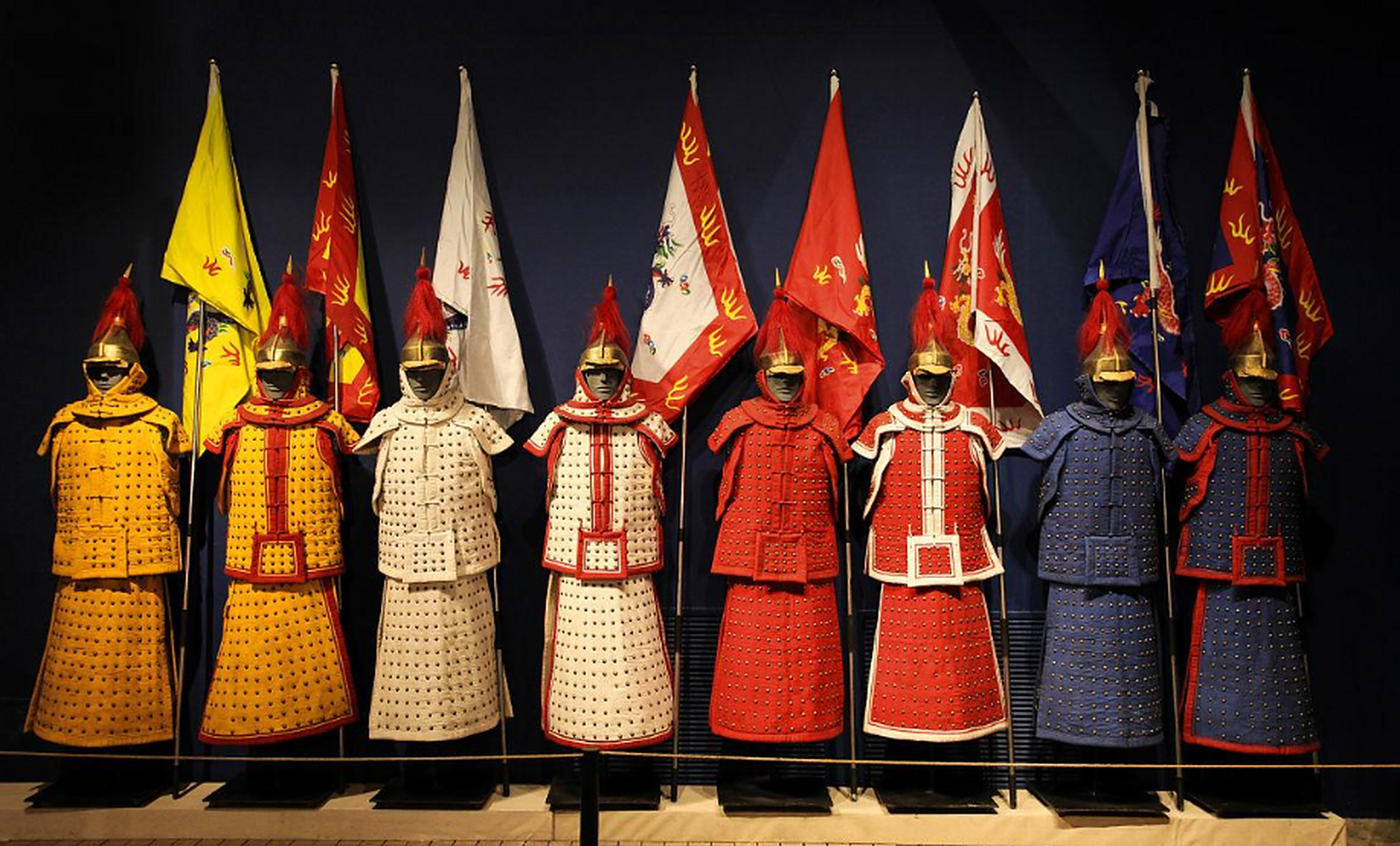 【清"八旗"的由来】清兵入关以前,努尔哈赤把满洲军队分成四旗,每一旗