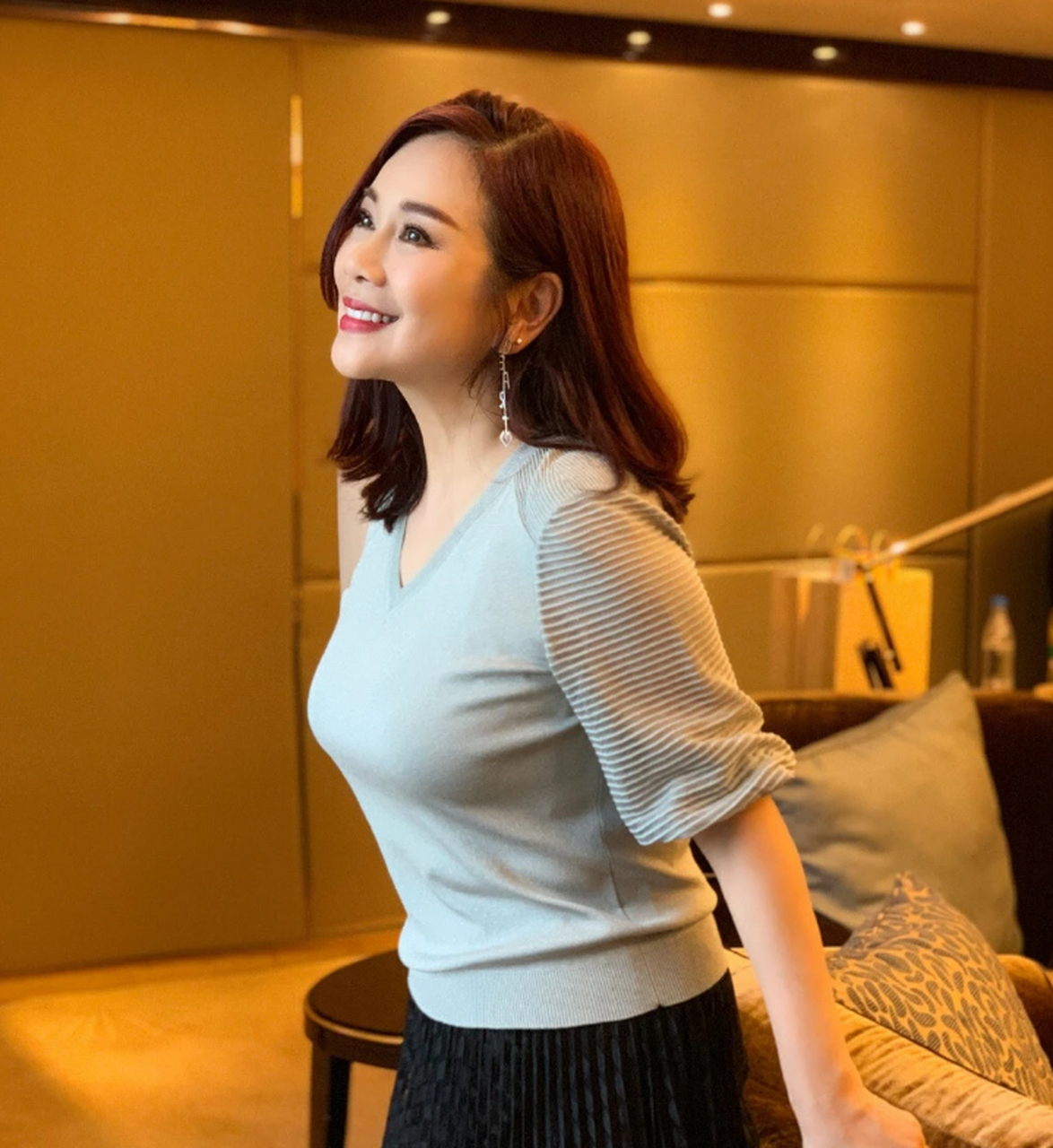 49岁陈松伶有多丰满,穿西装配打底衫难掩肉感,"多肉"身材抢镜,西装