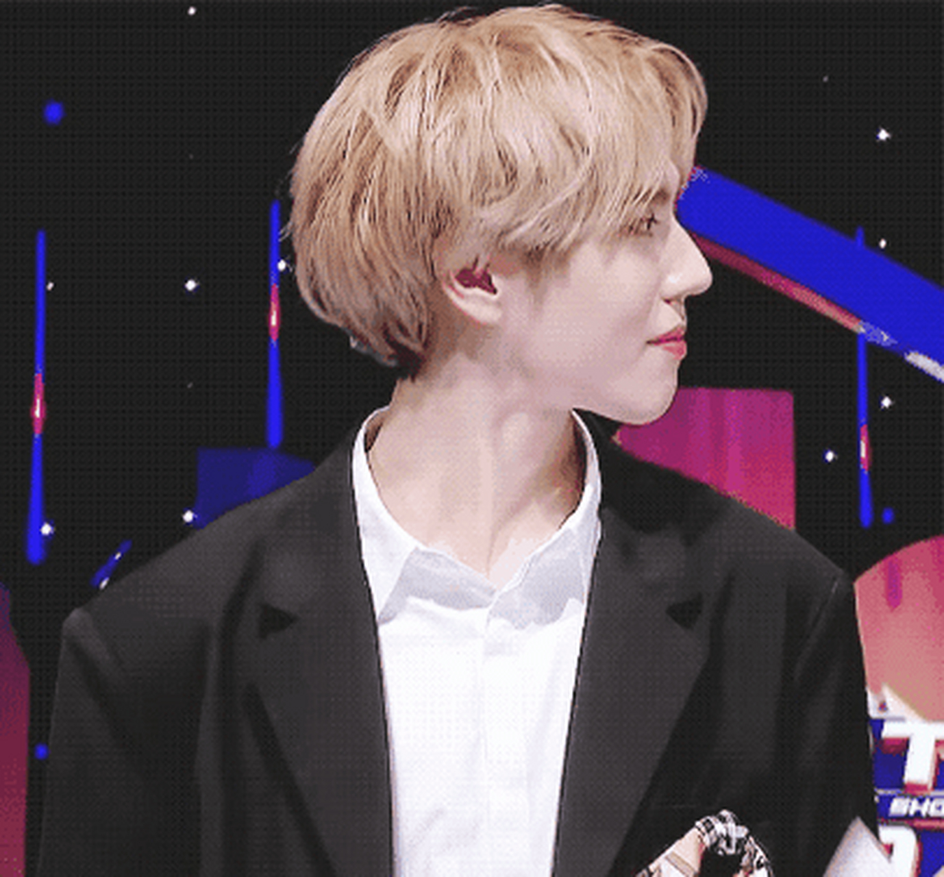 金有谦在韩国舞蹈类节目《hit the stage》中曾取得过第一名的成绩.