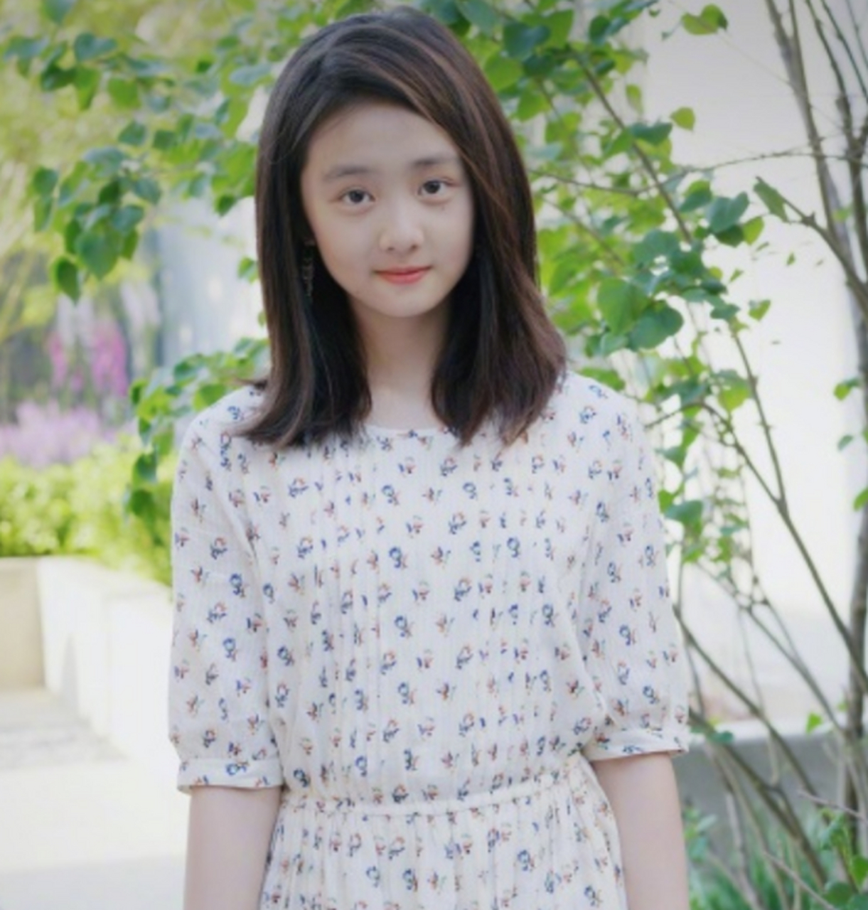 的一组自己女儿黄多多(学名黄忆慈)染发的照片愤愤不平地予以辟谣澄清