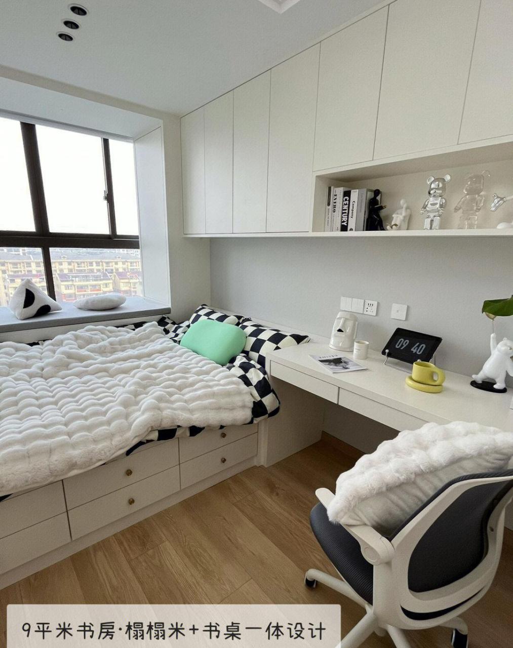 书桌 榻榻米床 衣柜一体设计的多功能小房间 出于家里没有多余的房间