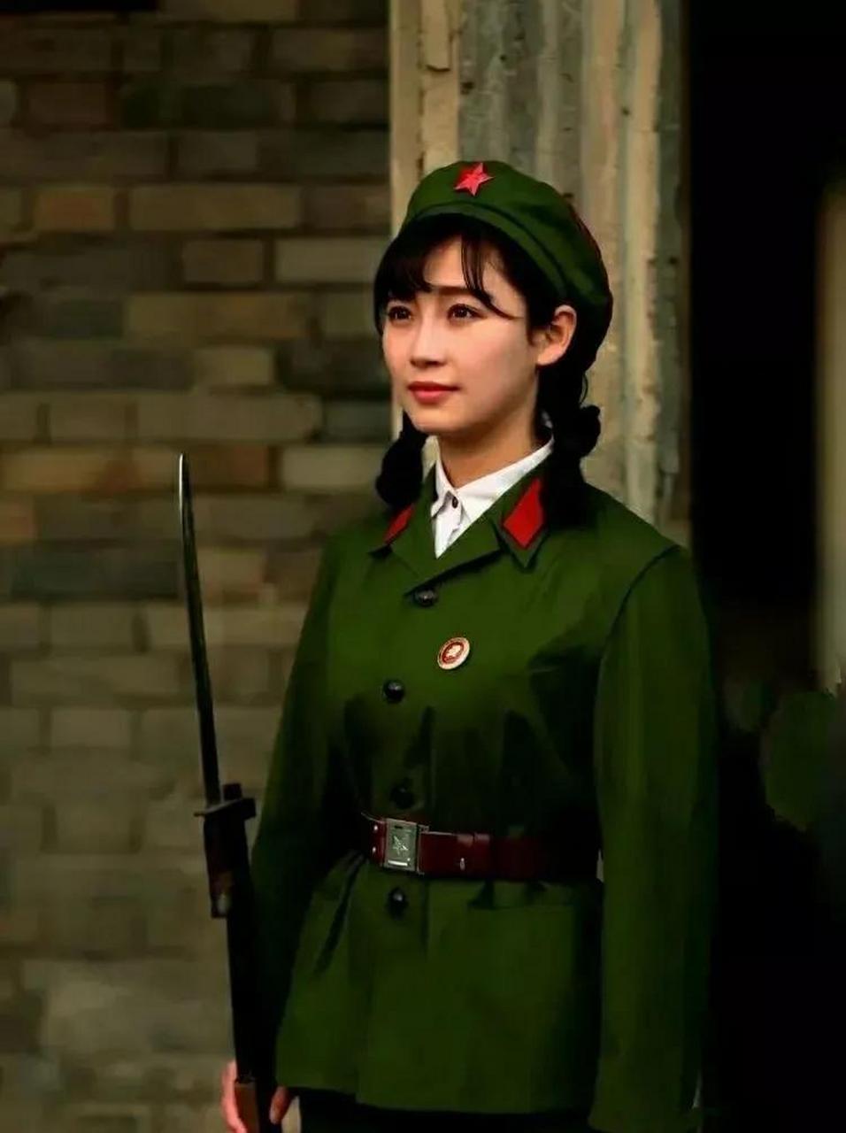 一身草绿,三点殷红,65式军装曾经是多少人的魂牵梦绕.