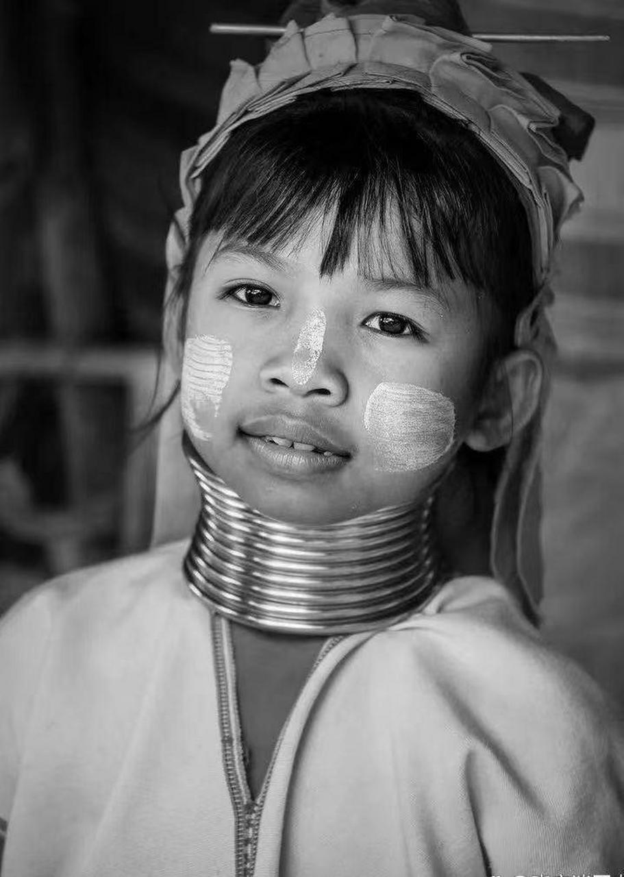 以脖子长为美的民族,这是1935年,两名长颈族女孩在熟睡的照片,她们