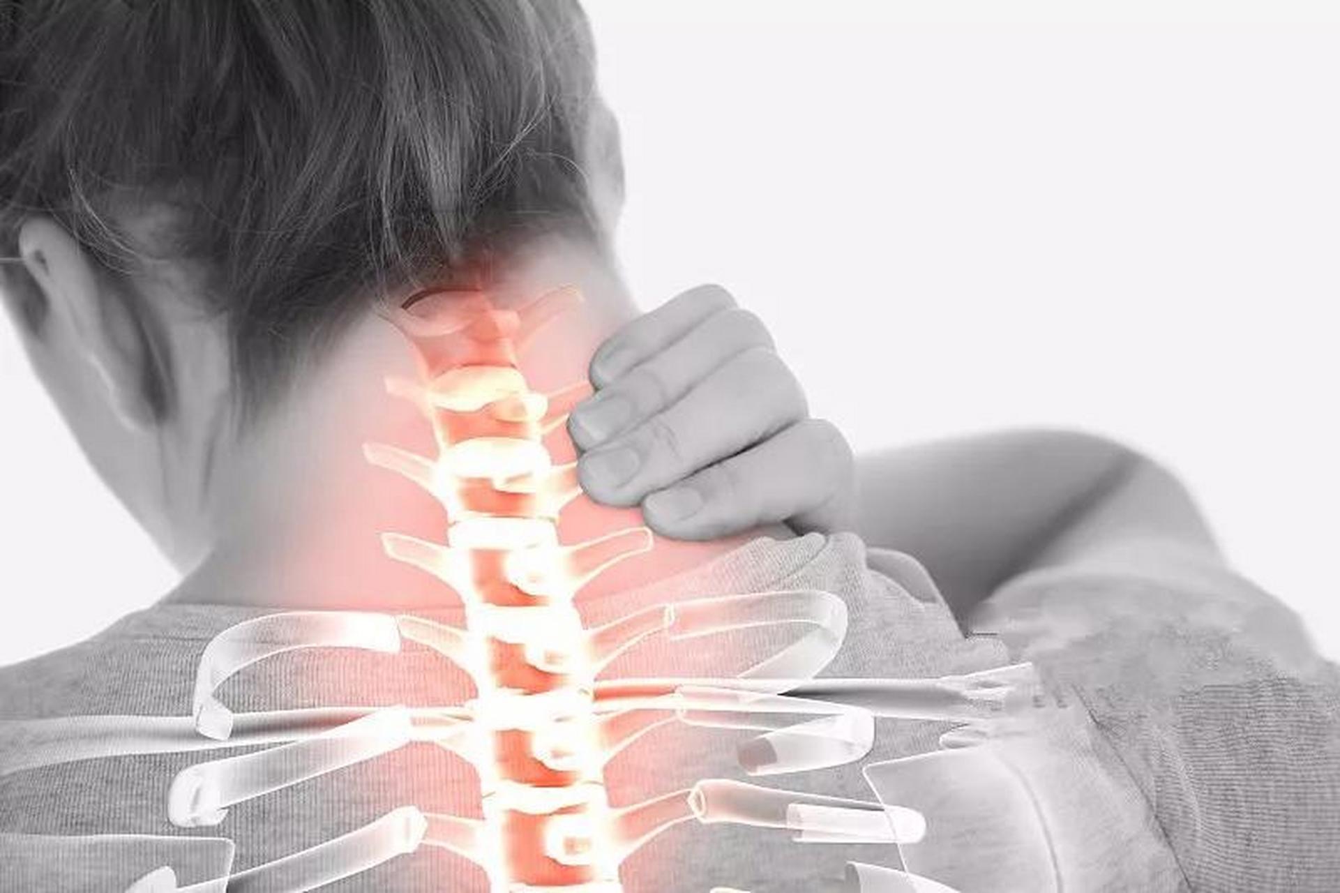 颈椎病人,其颈椎附近大都有筋结,一般把这些筋结,揉散,揉开就能立即