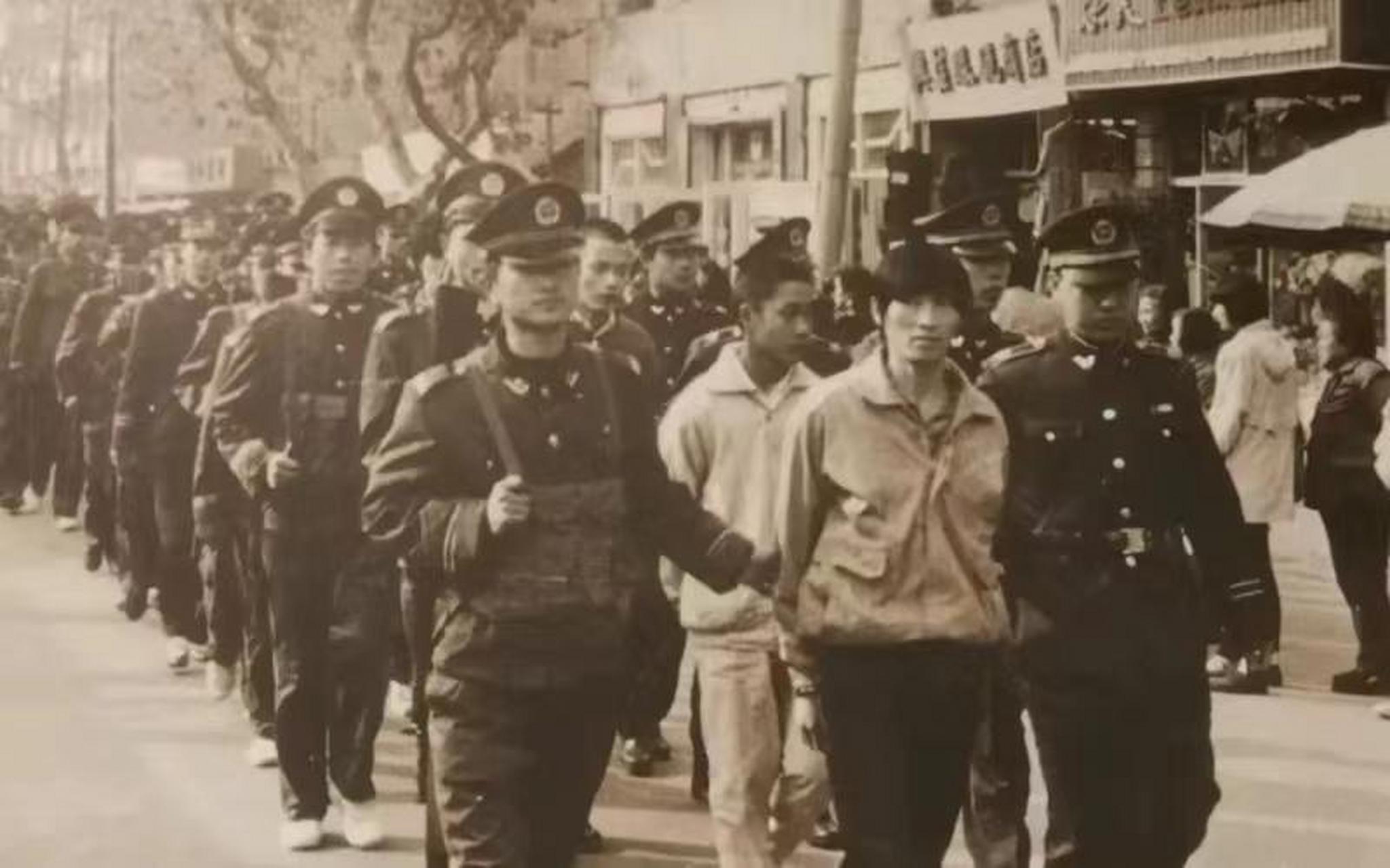 1986年2月,上海市高院宣布了对3名"高干子弟":陈小蒙,胡晓阳,葛志文