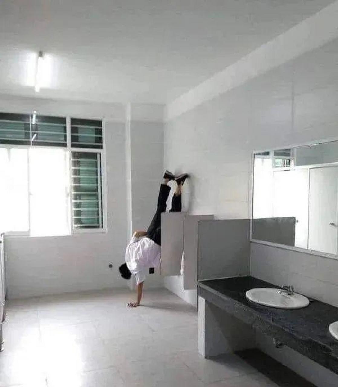 倒立撒尿是真滴牛