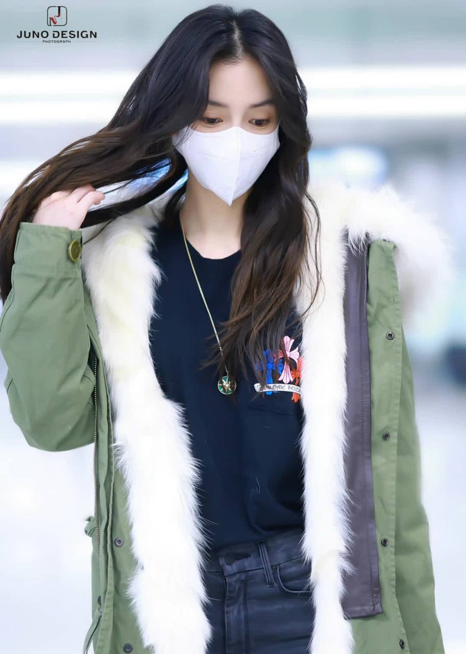 angelababy|同安利    今天的机场写真,绿色外套搭配牛仔裤和中筒靴