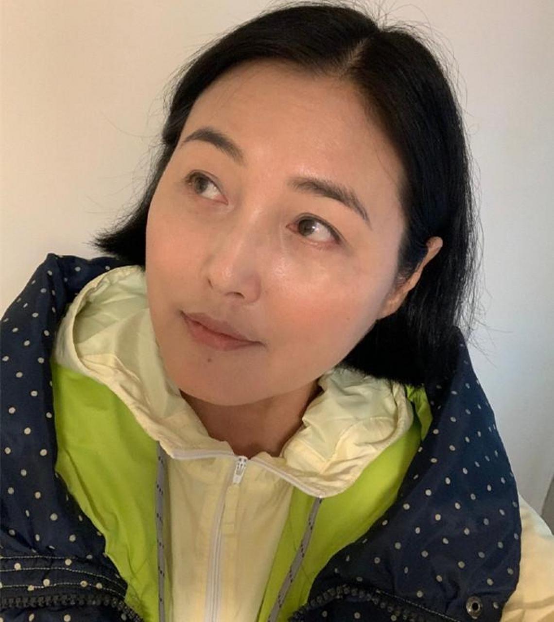 张延嫁tvb男星定居香港近况!53岁冻龄有术,17岁女儿已出国留学!