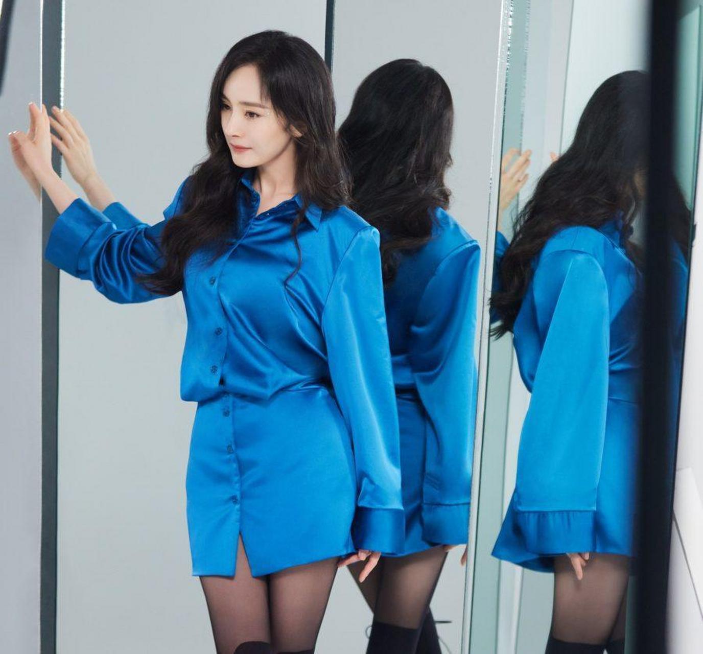 杨幂穿蓝色西装短裙配黑丝袜太绝了
