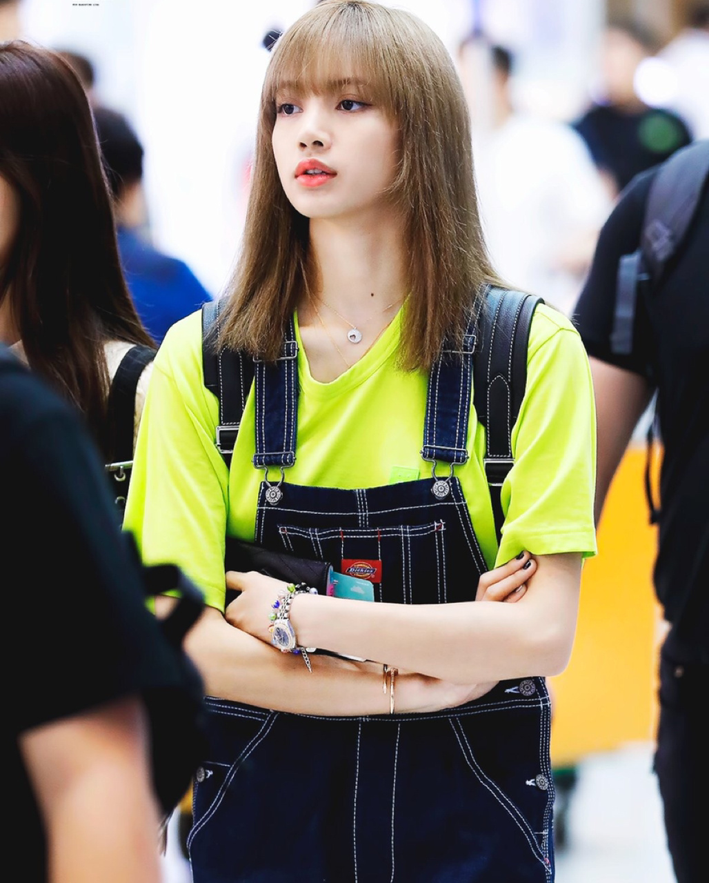 lisa私服穿搭 可甜可酷的大佬莎在线撩妹 明星私服lisa机场私服穿搭