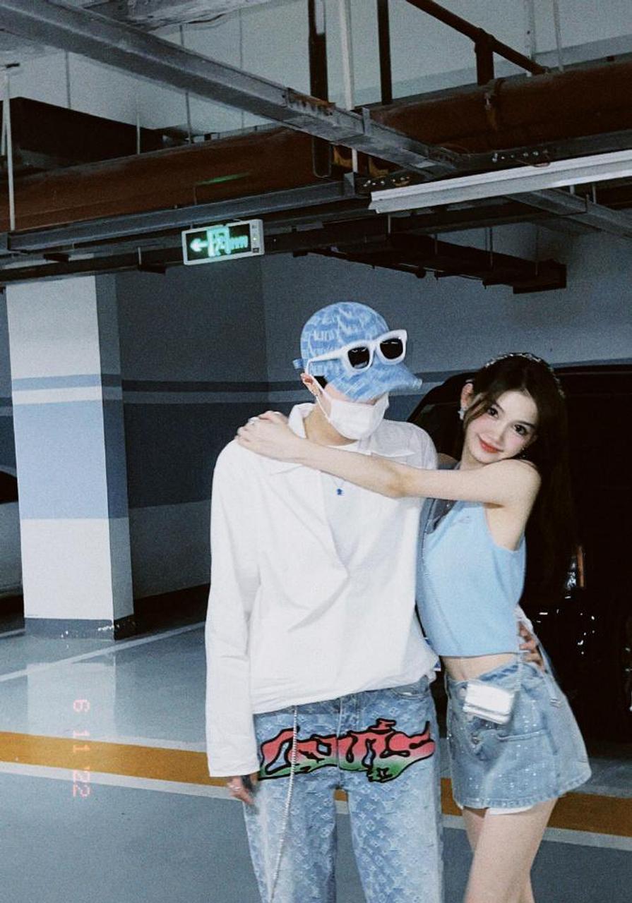 网红美女王柠萌和恋爱2年的男朋友合影美照欣赏