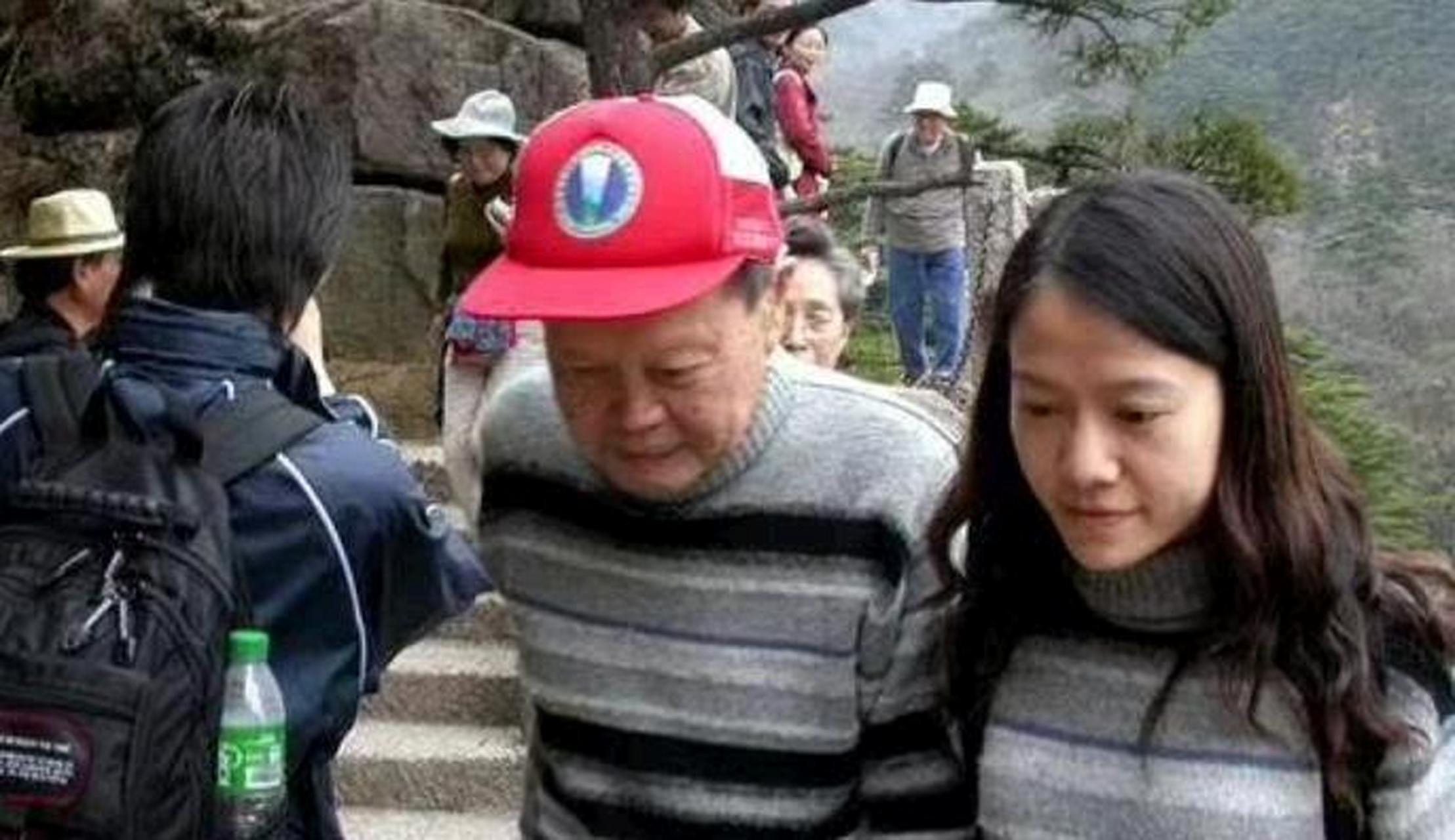 杨振宁和他的妻子杜致礼以及他的两个妻子学生翁帆的珍贵合影[没眼看]