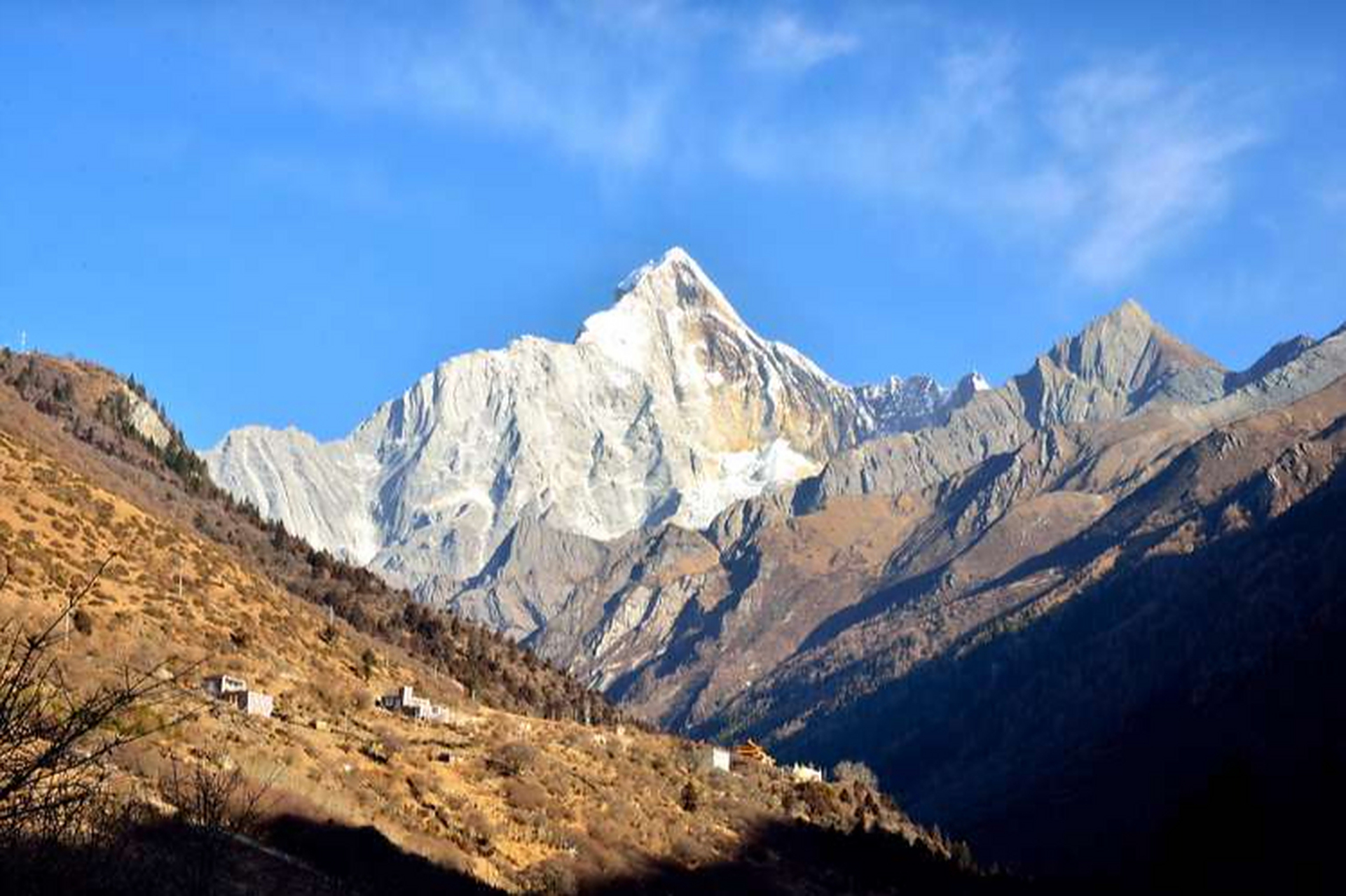 四姑娘山:地处中国四川小金县与汶川县交界处,由横断山脉中四座毗连的