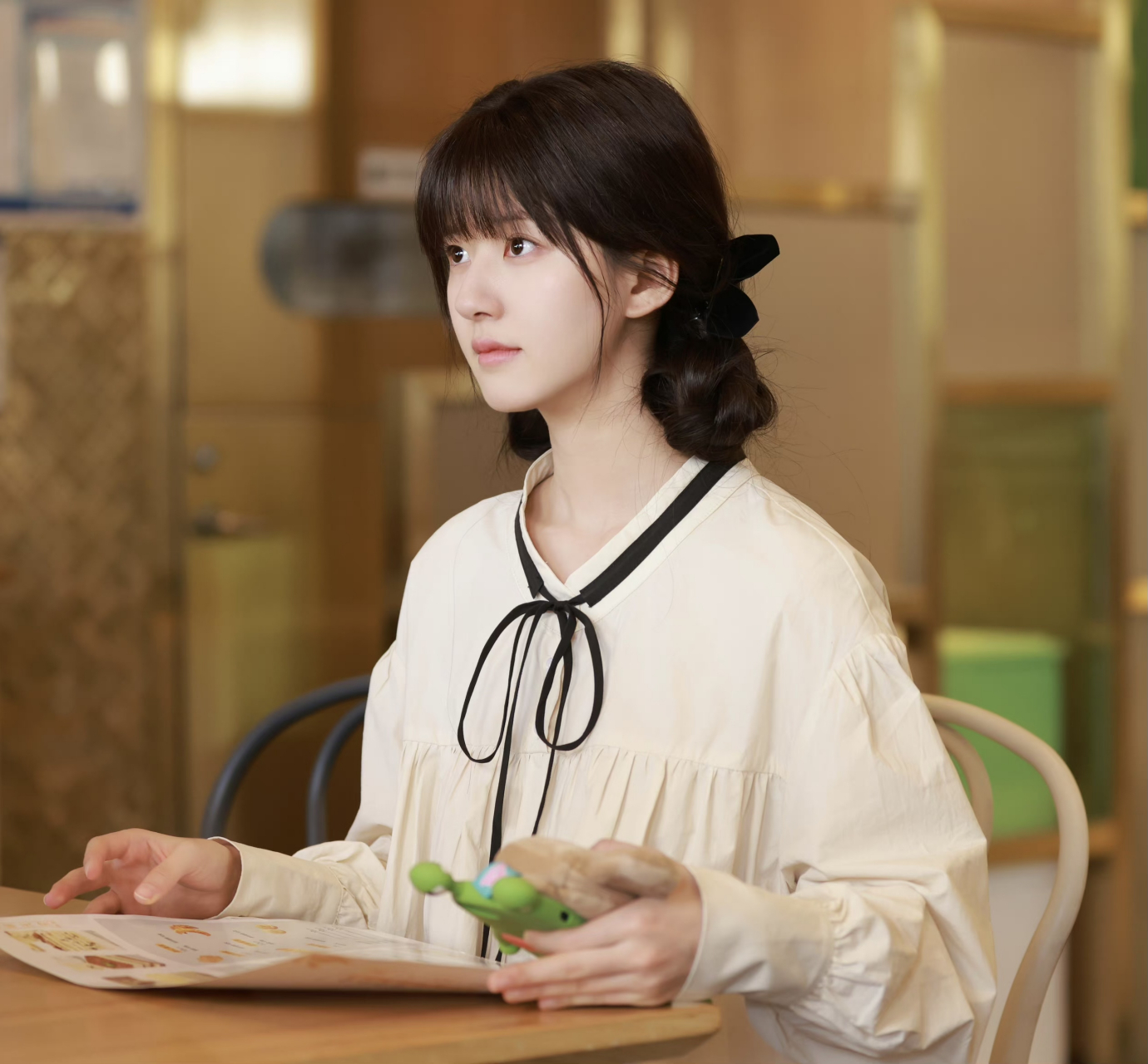 由赵露思和陈哲远主演的电视剧《偷偷藏不住》在六公主的大力夸月下