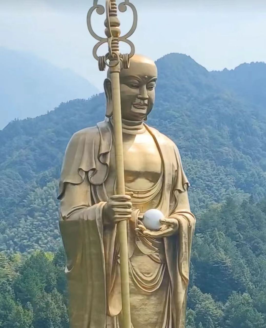 九华山地藏王菩萨铜像,高99米, 总造价15亿,耗费10年才建成.