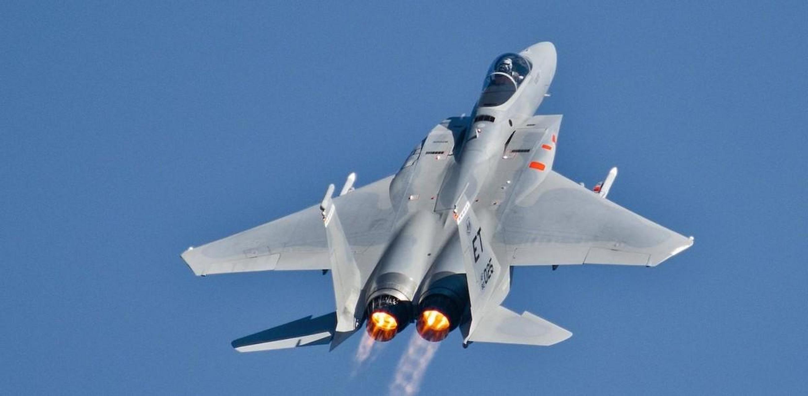 歼10c马来西亚停成一排,美军f15"下水洗澡",美航母抵近台东.