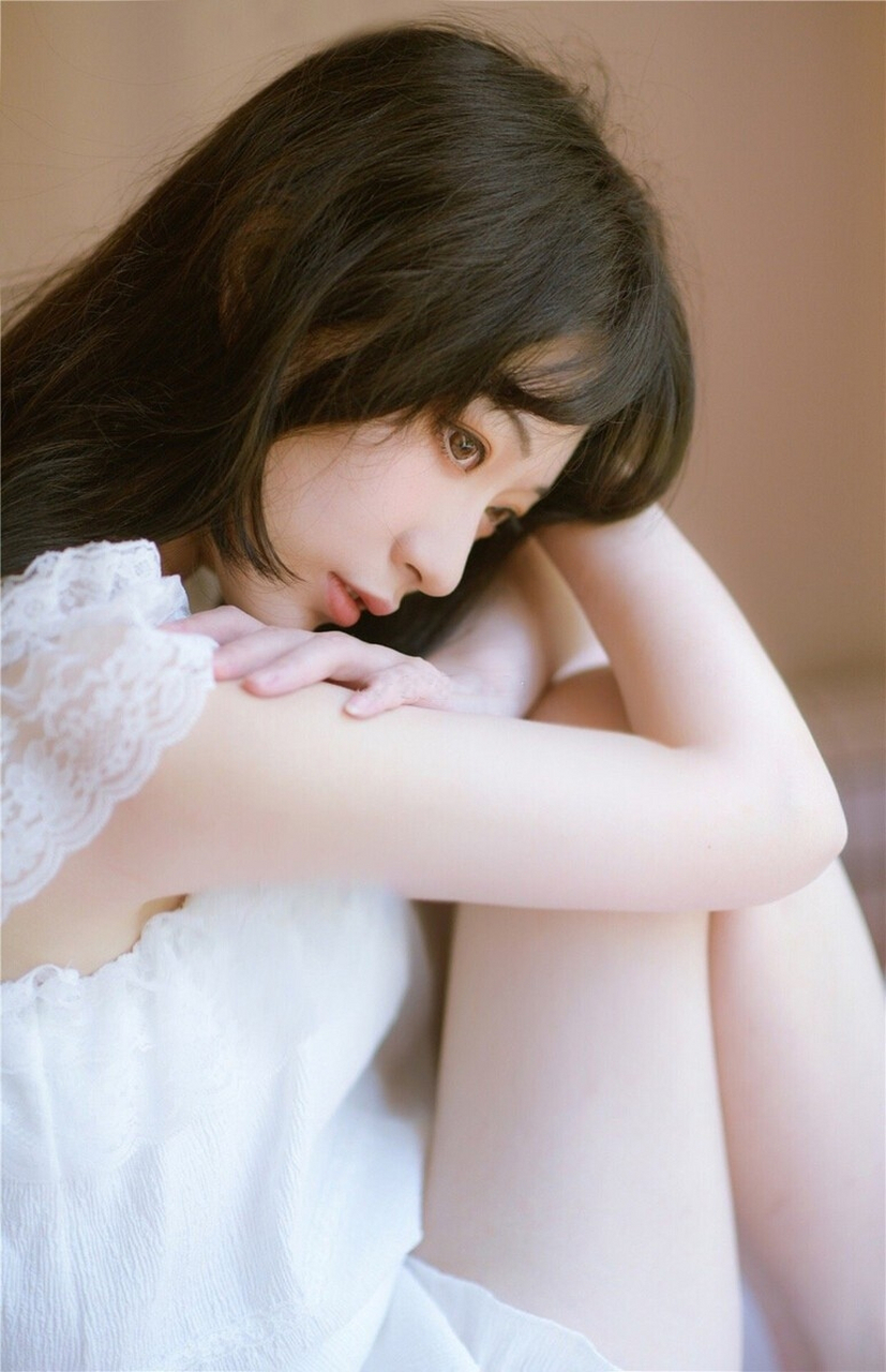 白嫩美女甜美诱人私房艺术写真