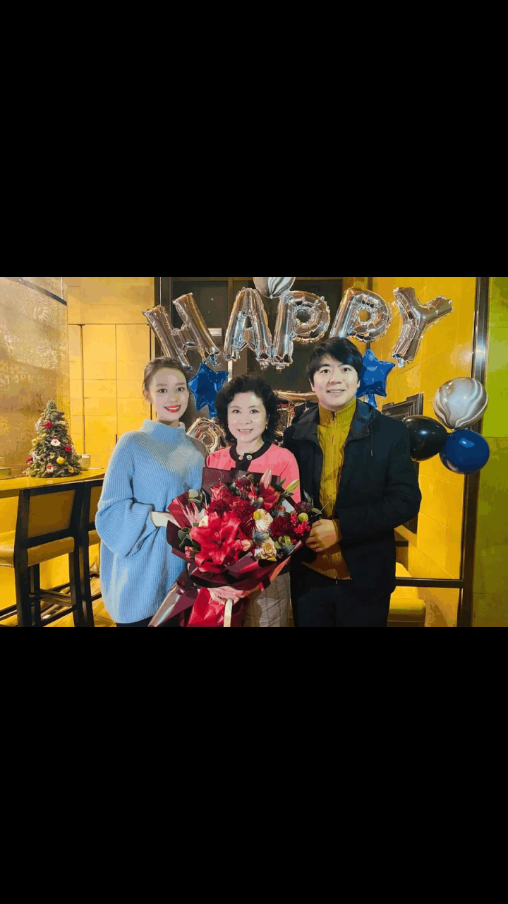 吉娜携爸妈亮相,淡蓝色毛衣配黑色长裤,淡雅温柔,四肢纤细,7个还看不