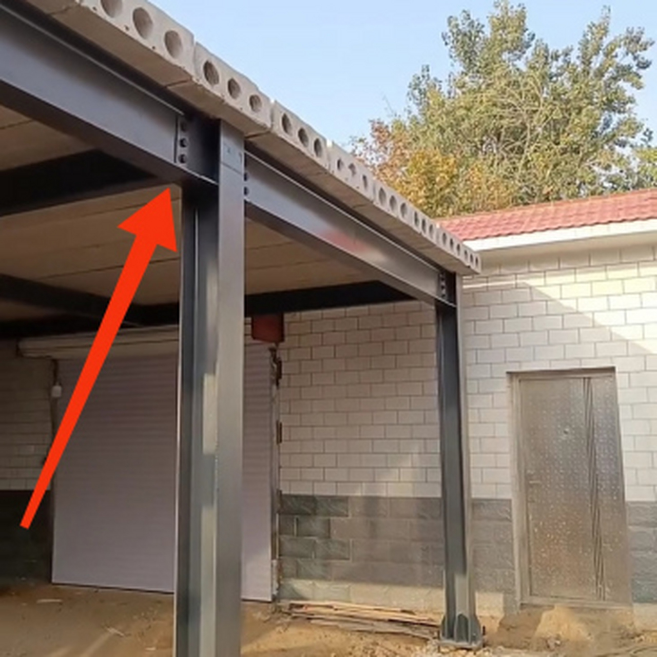 朋友家盖新房子是这样建的,槽钢上面铺水泥板,会不会不太安全啊?