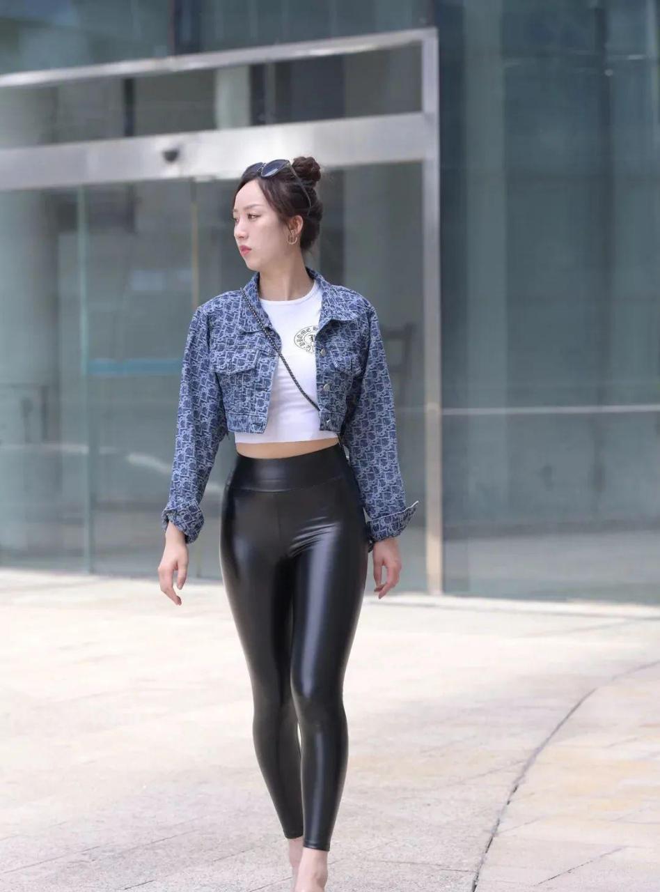 穿皮裤的时尚女生