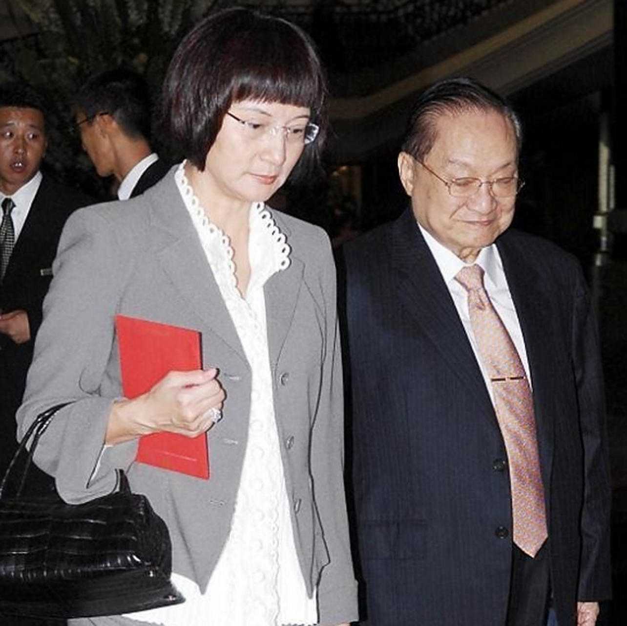 1976年,52岁的金庸爱上了23岁的林乐怡,他冷漠地要求和结婚20年的朱玫