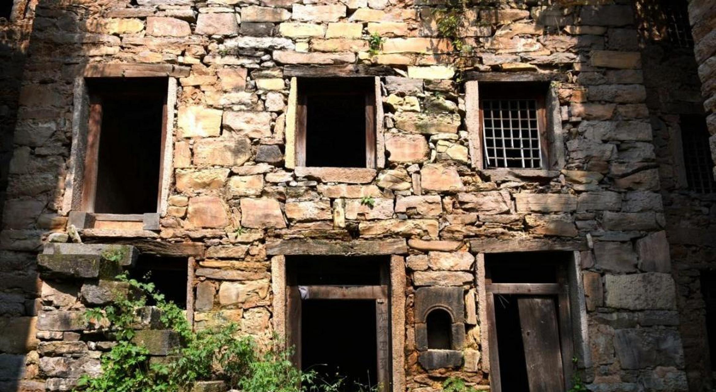 封门村位于河南省焦作沁阳市郊外,是一个很久都没有人居住的破落村落