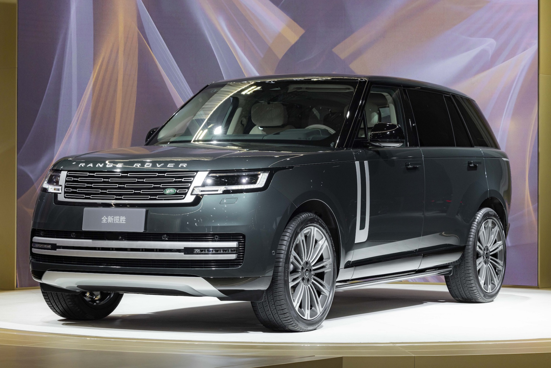 羊城车展掀起英伦豪华风潮,捷豹路虎携旗下卫士v8 defender,2024款