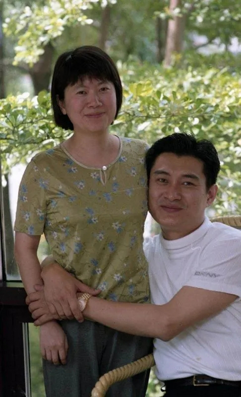 1992年,歌手黄安的太太邱惠美在一次聚餐时出了事故,黄安看着邱惠美被