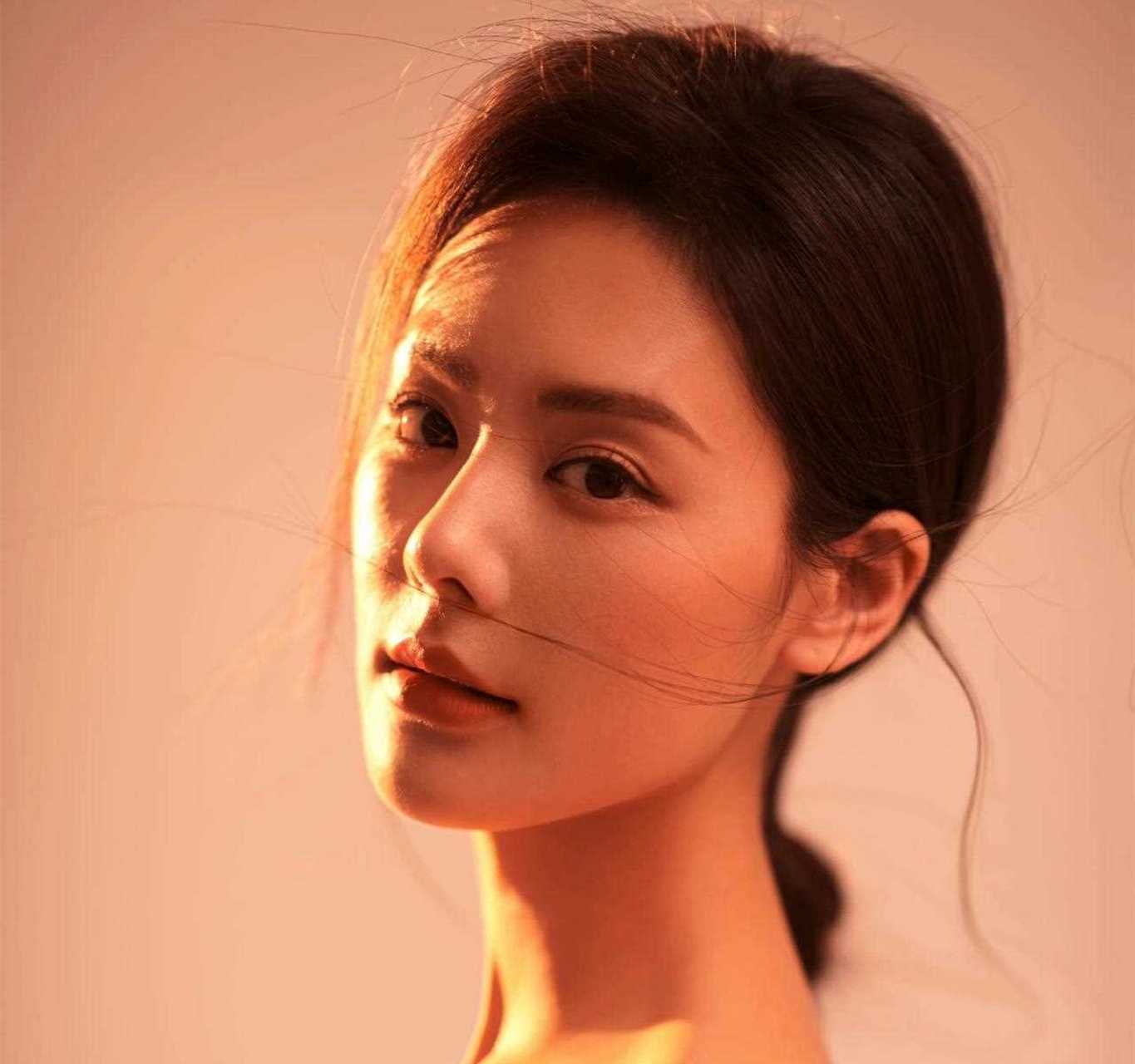 吴佩柔 身穿白色连衣裙可爱清纯