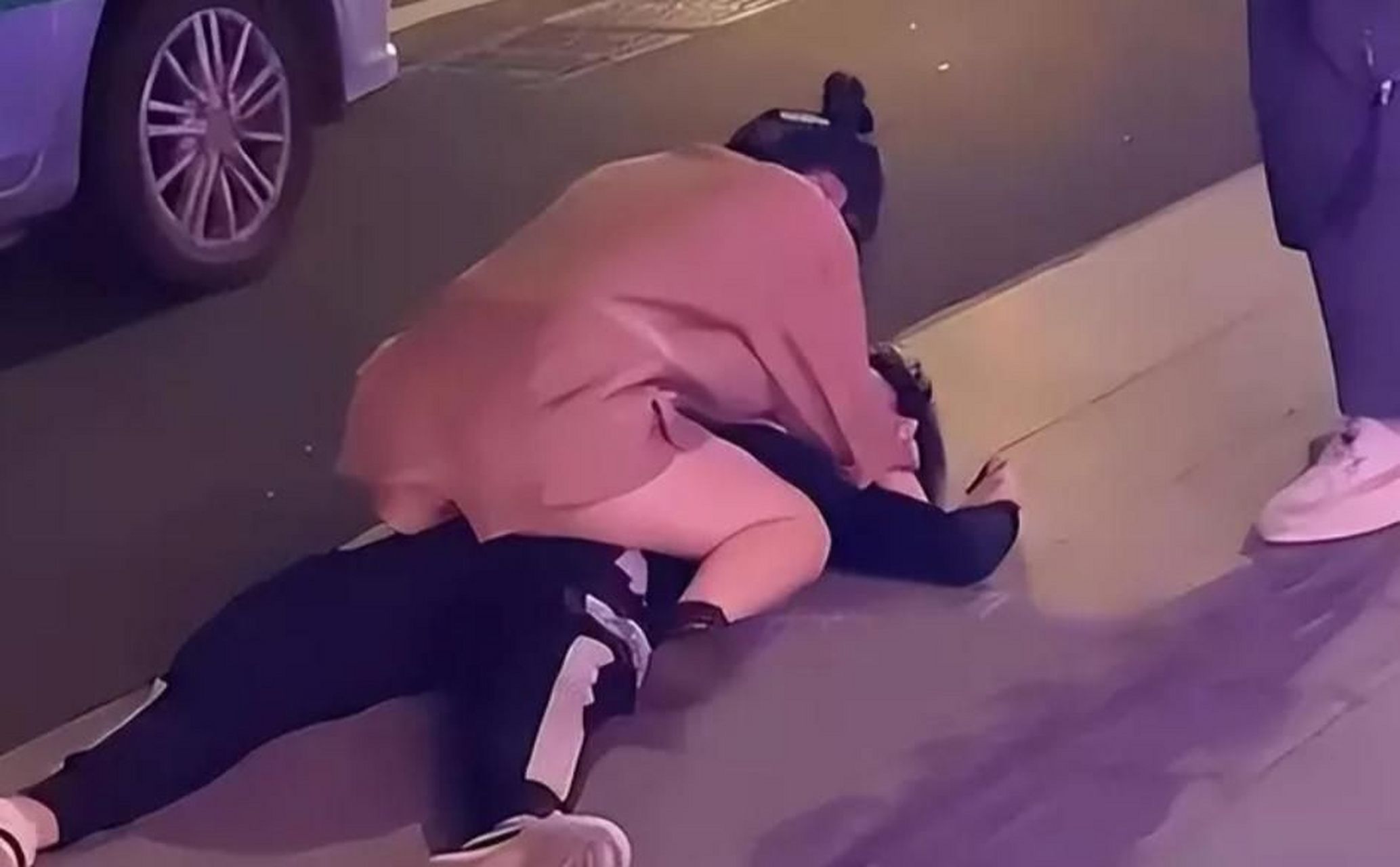 现在的女生太生猛了,男生醉酒不省人事,女生趁机强吻了上去.
