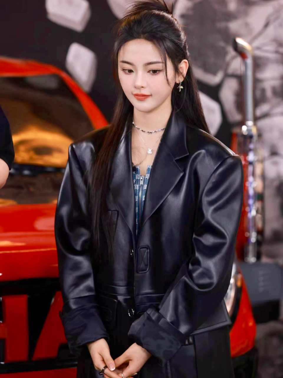 杨超越甜酷女孩穿搭 同款项链平价又好看 杨超越活动身穿黑色皮衣显得