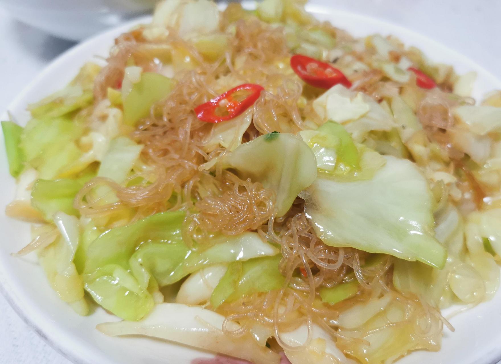 包菜炒粉丝 包菜的做法有很多,之前做的最多的就是酸辣包菜,酸爽清脆,