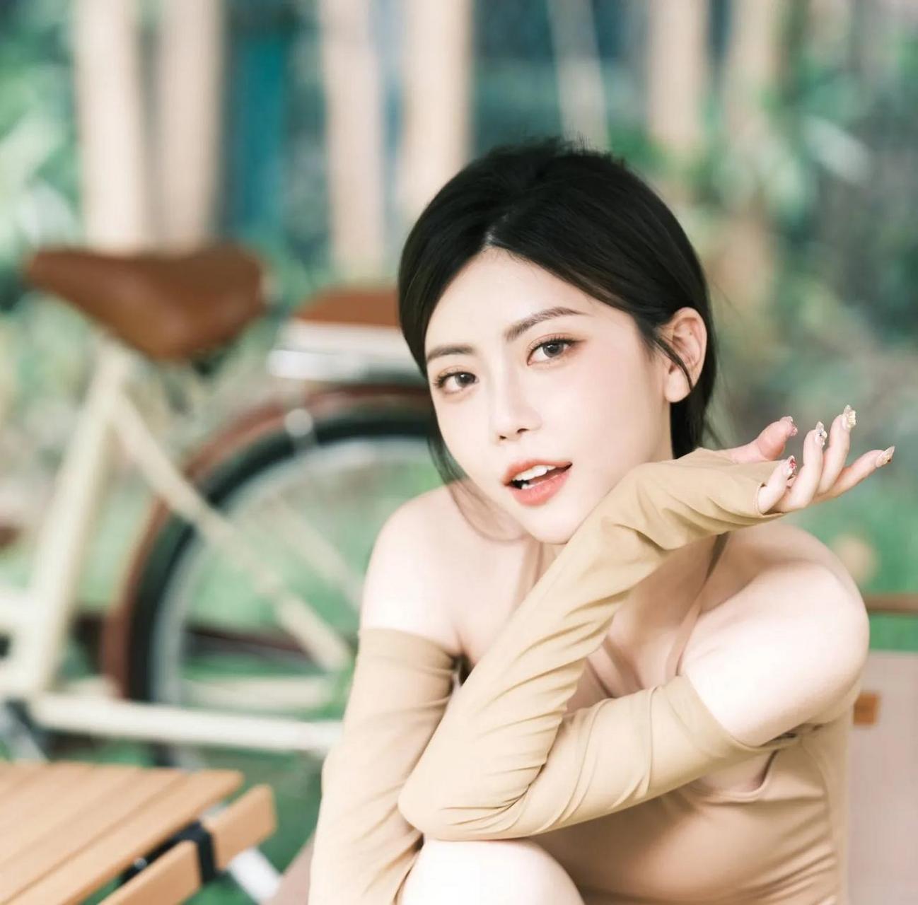 女主播周淑怡夏日写真,仔细看她其实身材和颜值都很棒