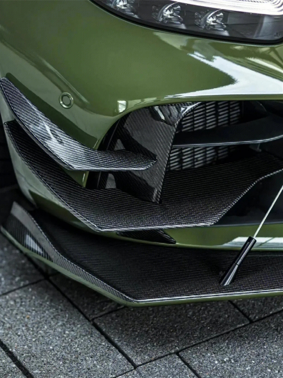 奔驰amggt63 战斗绿  绿色中最战斗的一款颜色,适合跑车,贴上以后瞬间