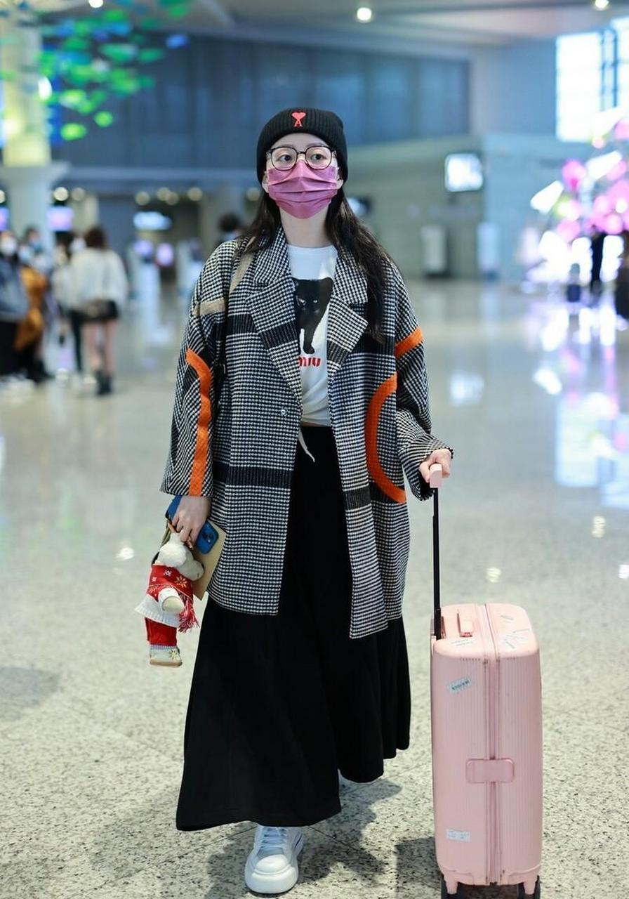 张靓颖机场街拍 格纹印花外套 黑色半身伞裙 黑色针织帽温柔复古