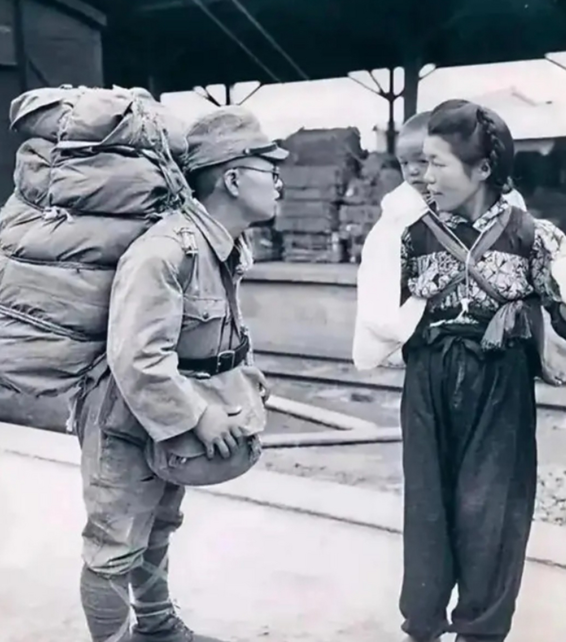 这张照片清晰的展示了,为什么我们叫日本人为倭寇,因为他们是真的矮