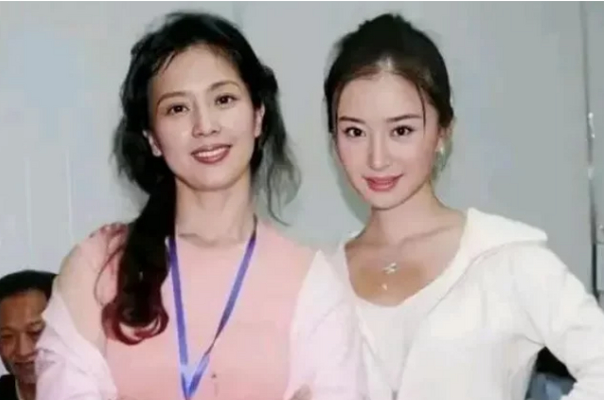 刘亦菲的妈妈刘晓莉:两婚两离,64岁依旧单身,长得比女儿还漂亮