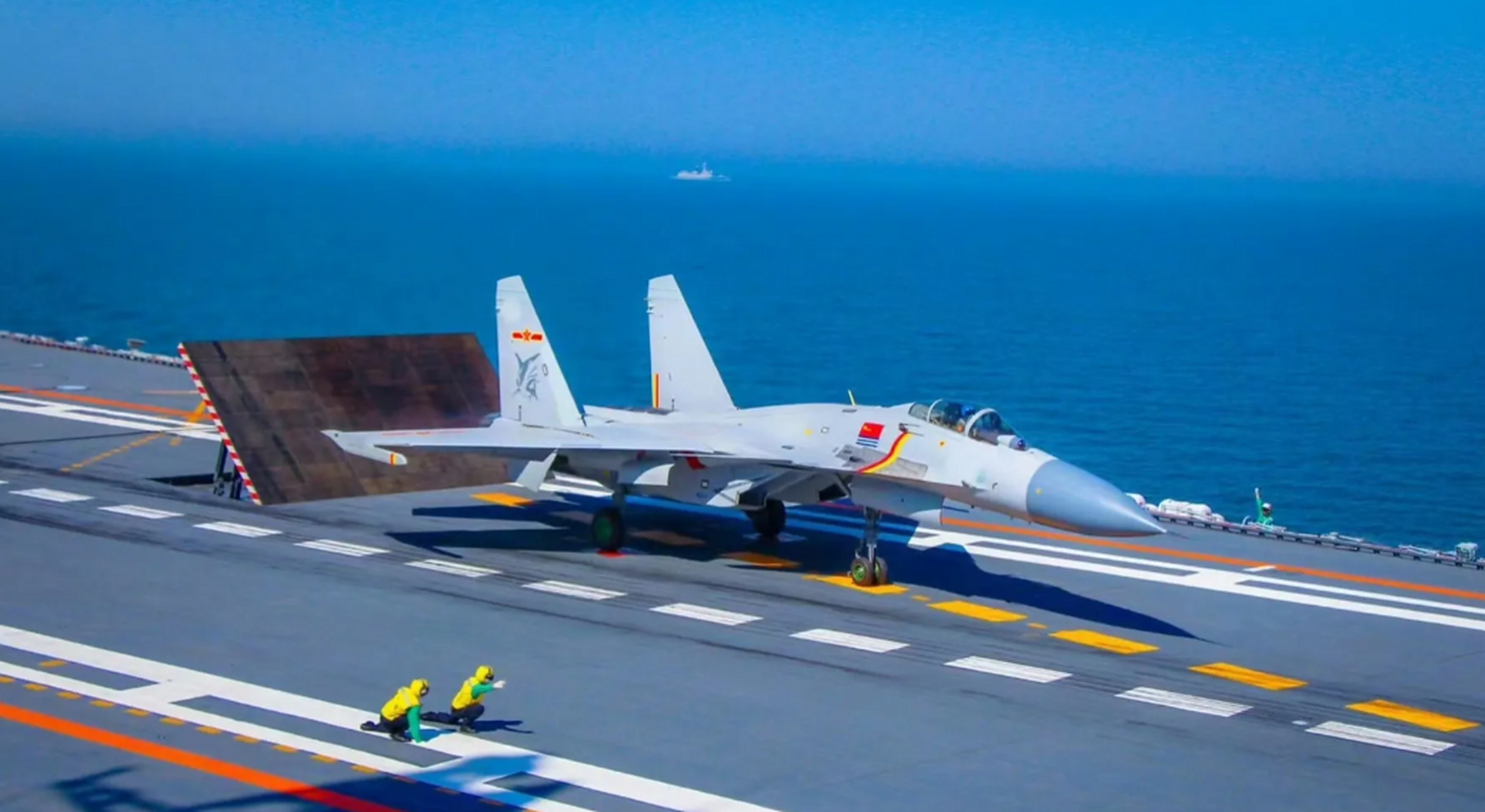 歼15"飞鲨"舰载战斗机首飞14年啦!