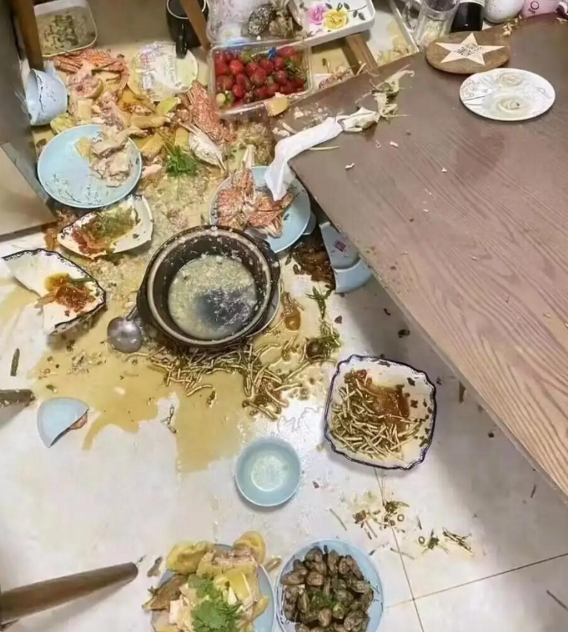 老婆辛苦做了一下午的菜,被我不小心打翻了,你说她会怪我吗