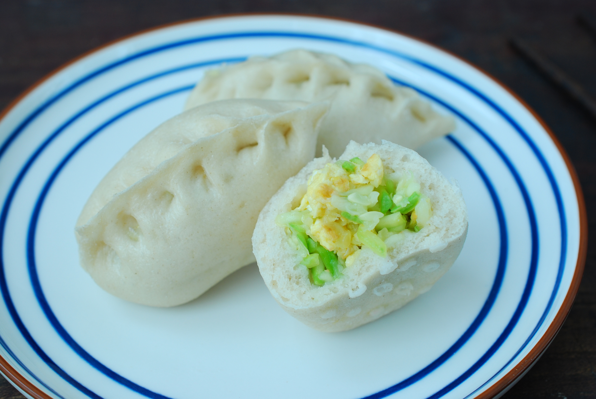 吃包子不?西葫芦鸡蛋馅儿 的,素馅中,数西葫芦馅儿最鲜美.