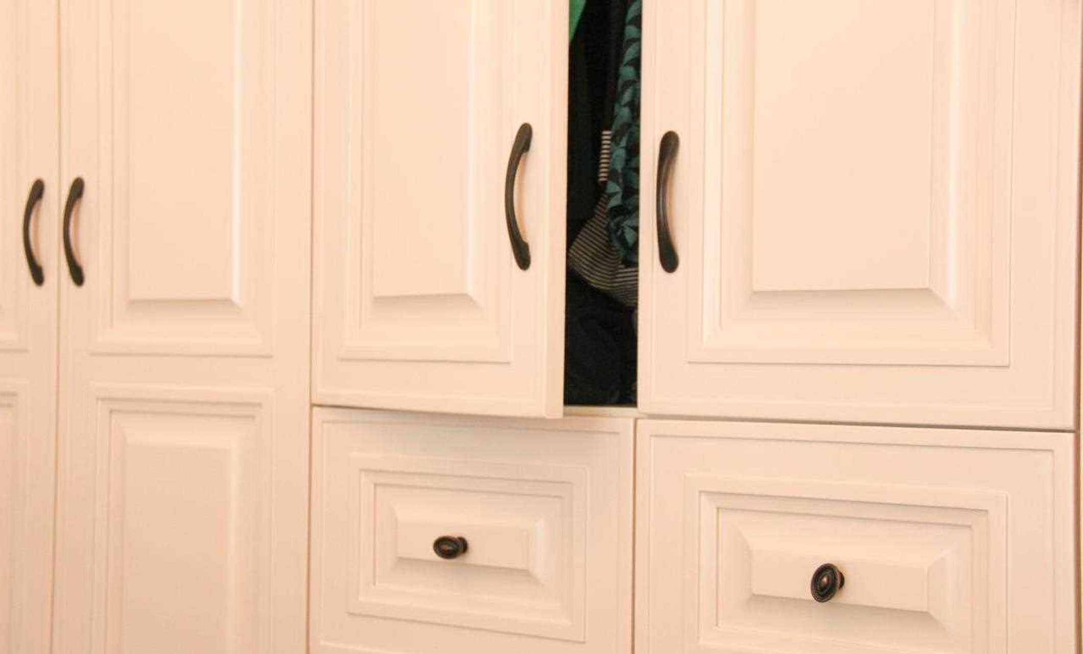 案例实拍,这是一款老人房衣柜,在颜色上选择米白色,结合的比较温暖系