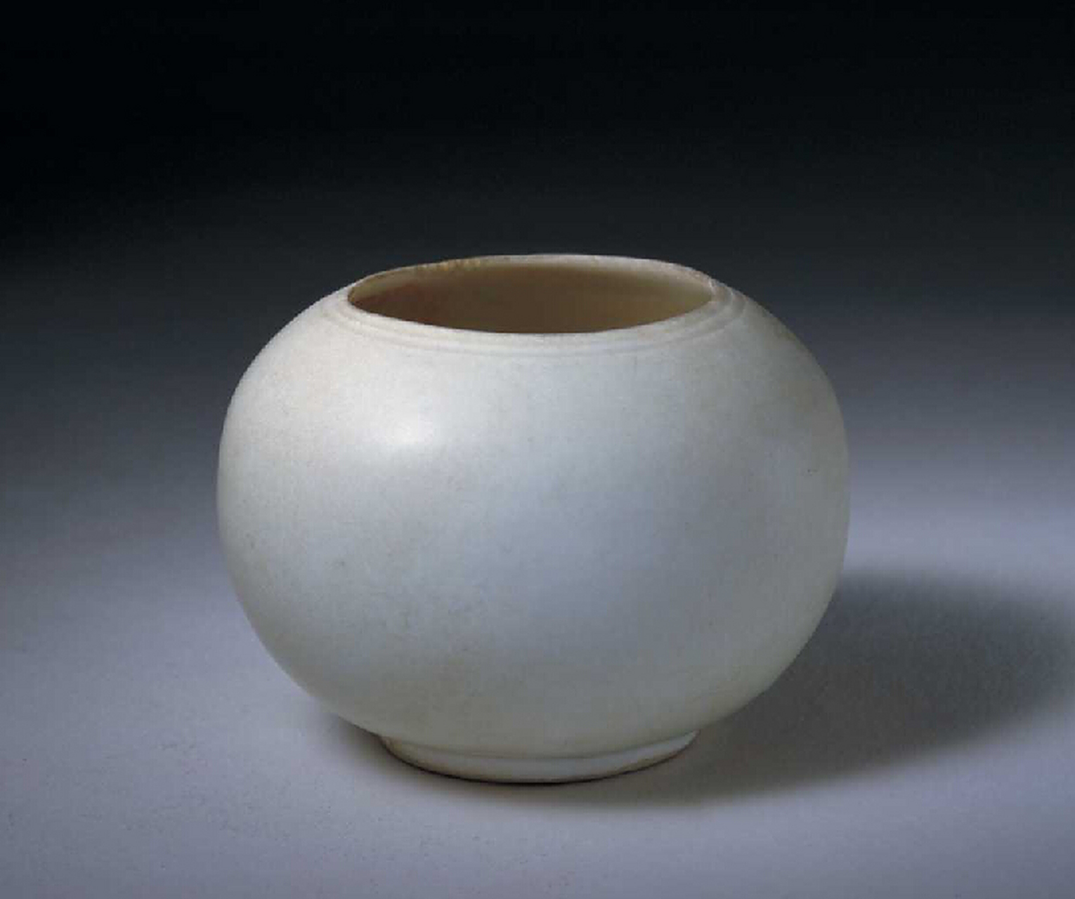 文物# 这是故宫博物院收藏的一组五代时期的定窑白瓷.