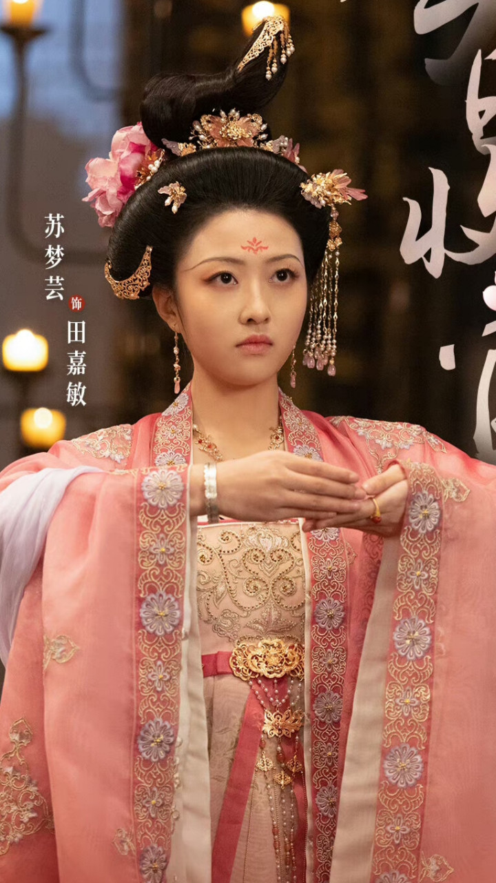 这个妆造才称得上是唐朝美人吧,古装剧《花琉璃轶闻》嘉敏郡主一出场