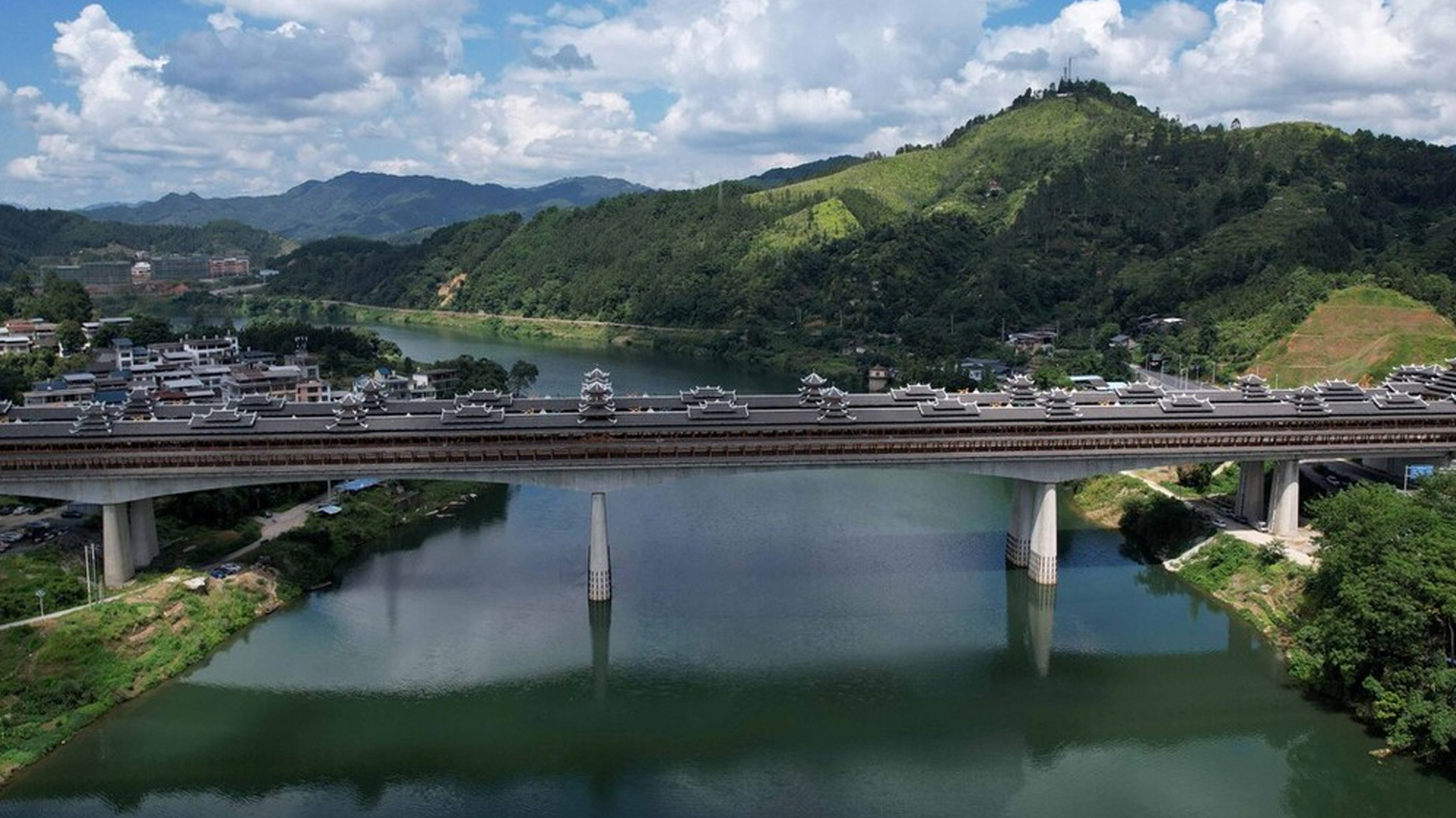 广西三江县浔江上的宜阳风雨桥成了网红打卡地,这是由200多名侗族工匠