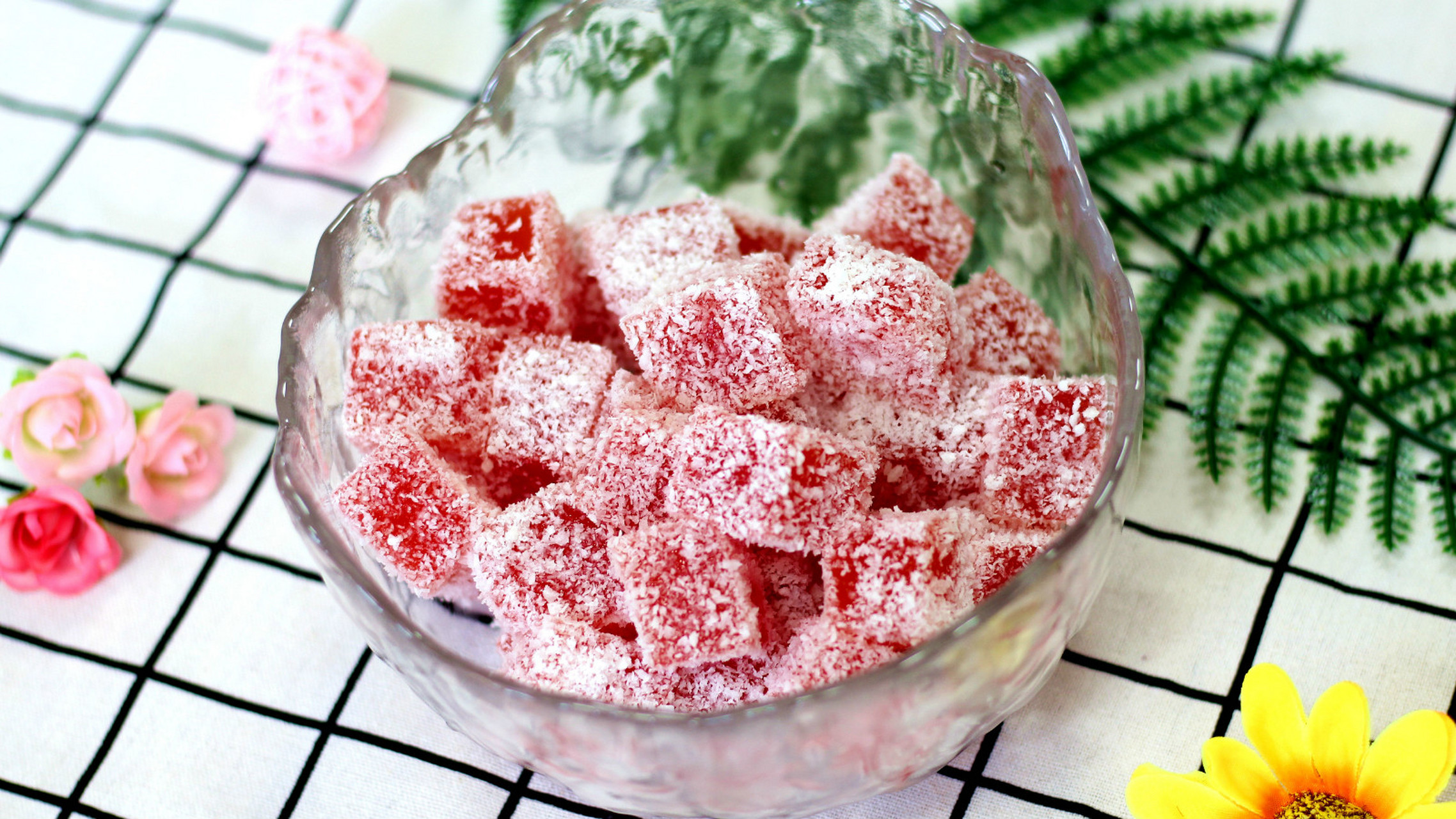 夏季里,吃上一盘冰镇过的西瓜凉糕,心情美美哒!