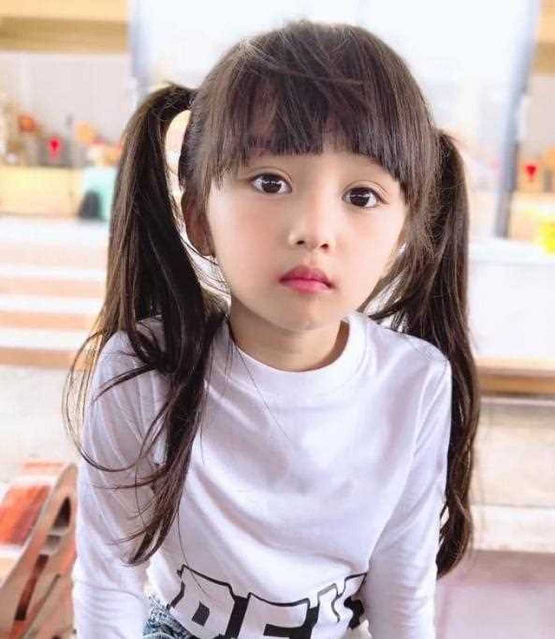 近日,泰国一名年仅6岁的女孩因摘得选美小姐儿童组比赛冠军