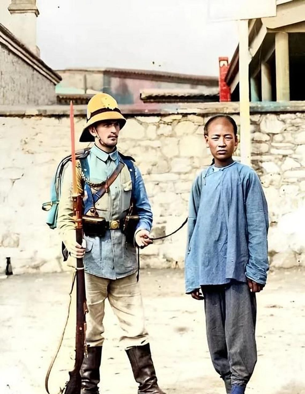 1900年,八国联军攻陷北京.一名英军在街头抓到一名义和团成员.