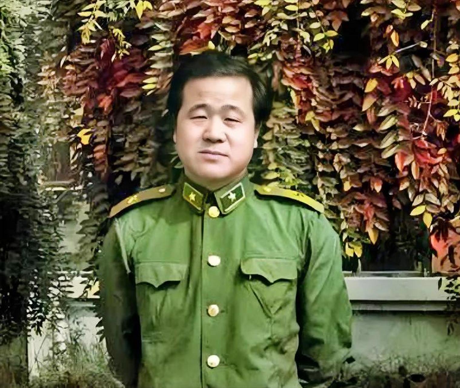 1976年,21岁的莫言参军,6年后,他晋升为正排级教员.