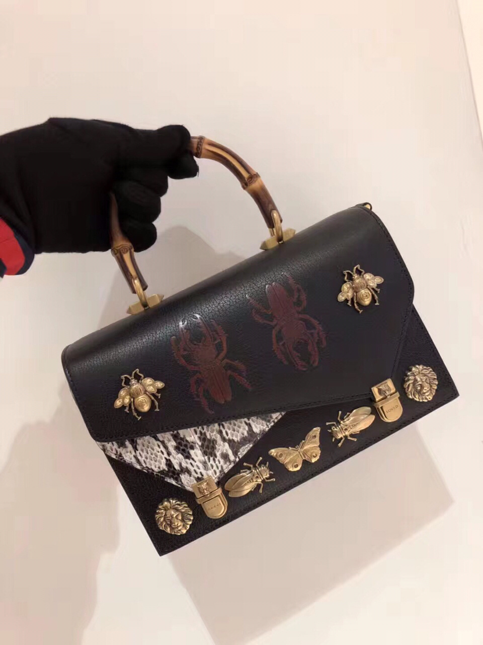 gucci古驰ottlia昆虫金属竹节手提包 这款包来自昆虫博物馆系列,包上