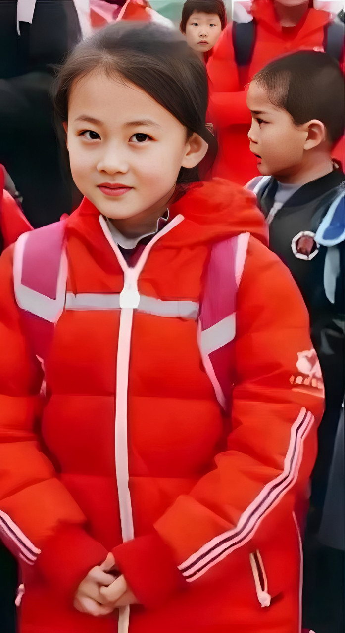 据说,一个7岁的农村小女孩,带着可爱的笑容,突然在网络上走红,引来